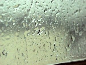 ventanilla del coche en día de lluvia