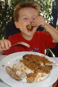 niños comiendo arroz y su seguridad alimentaria