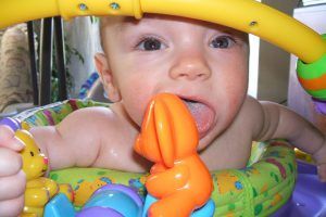 Cómo desinfectar las bacterias de los juguetes de bebés