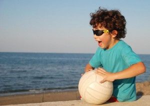 La felicidad del niño jugando al balón