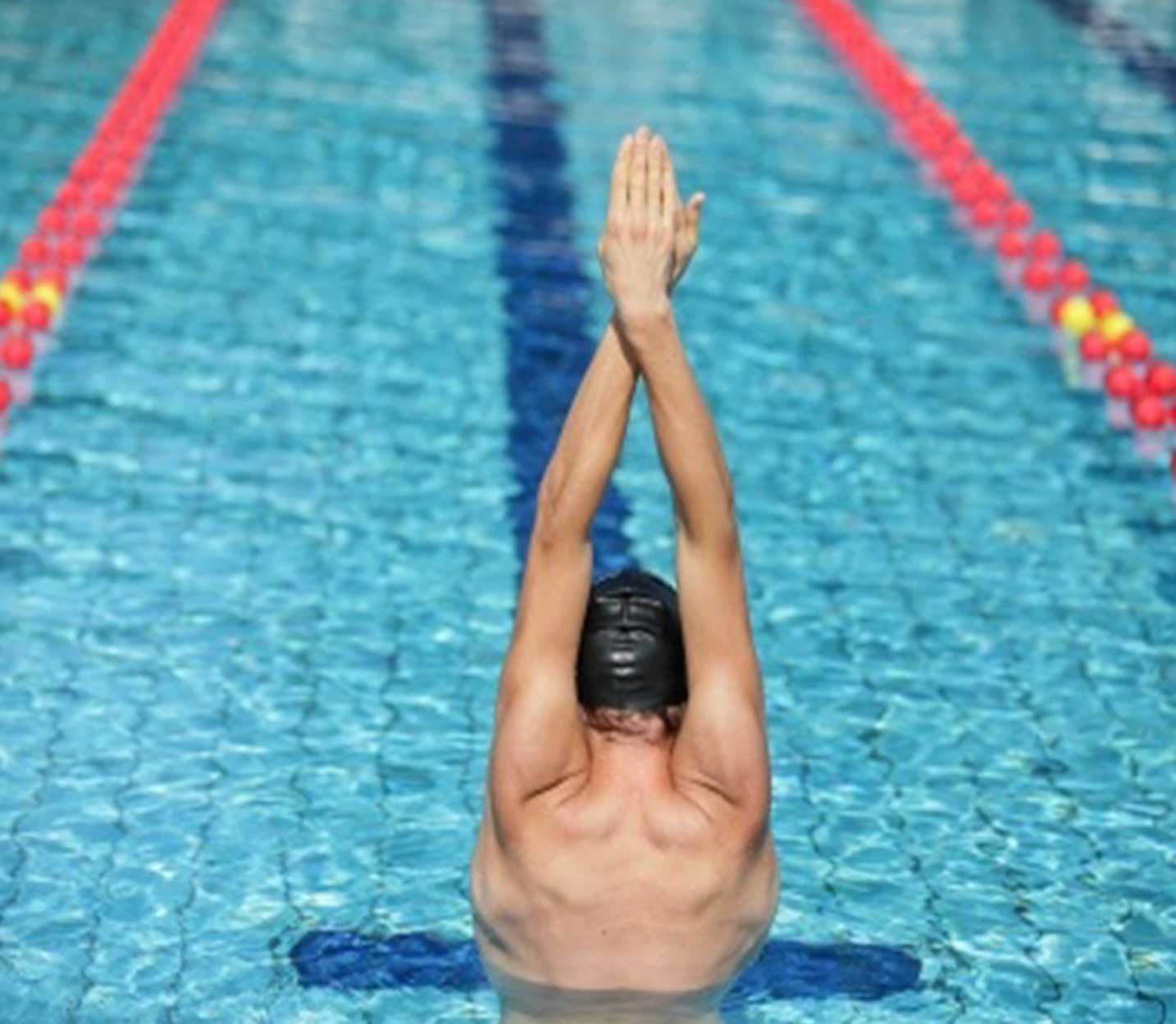 nadador en piscina olímpica clorada con electrólisis