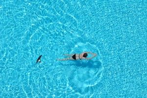mujer bañándose en una óptima calidad de agua de piscina