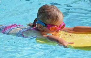 niña disfruta en agua de piscina óptima para el baño
