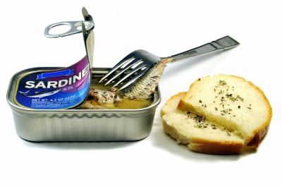 cómo es el etiquetado correcto de una lata de sardinas