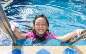 niña feliz en una piscina clorada con electrólisis salina