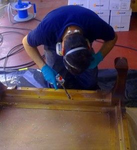 experto en xilófagos aplica tratamiento en mesa madera