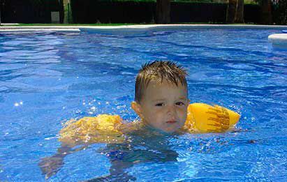 exceso de cloro en las piscinas para niños