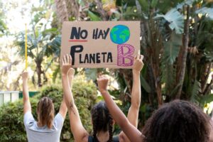 mujeres con un cartel sobre el cambio climático