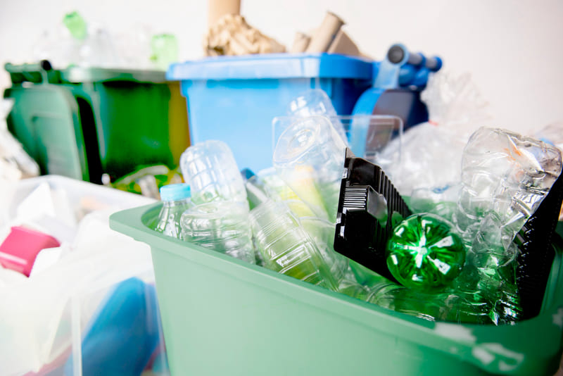 botellas de plastico usadas en contenedores de reciclaje