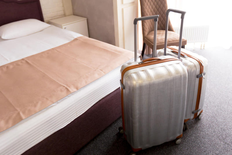 maletas en habitacion de hotel
