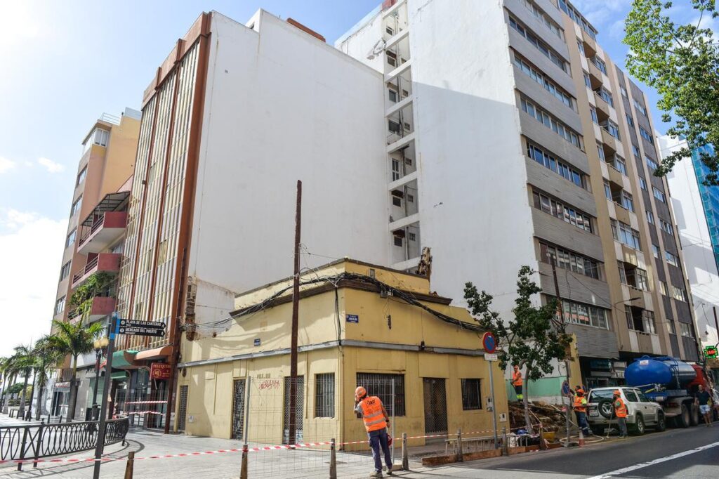 Plaga en una casa vieja junto a edificios y casas abandonadas